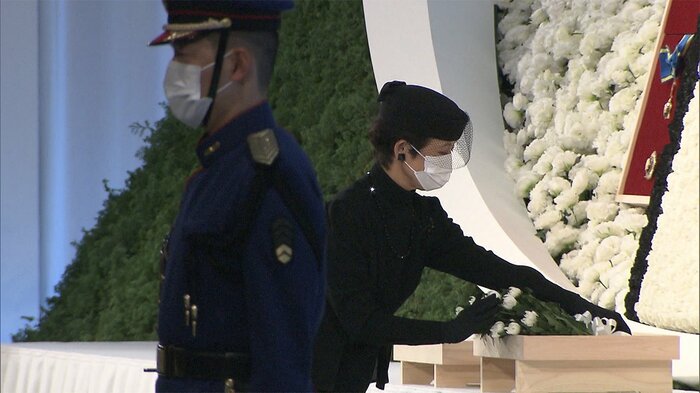 遺影に花を手向けられる高円宮妃久子さま