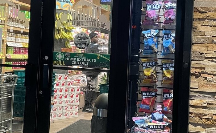 小さな独立系スーパーにも警備員が立つように