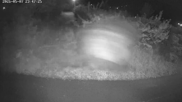 転がり落ちる岩　防犯カメラ映像（提供：住民）