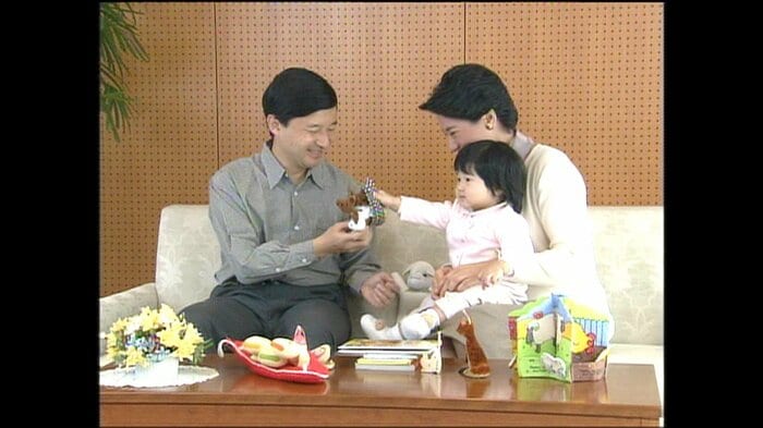 2002年12月満1歳の愛子さまと遊ばれる両陛下