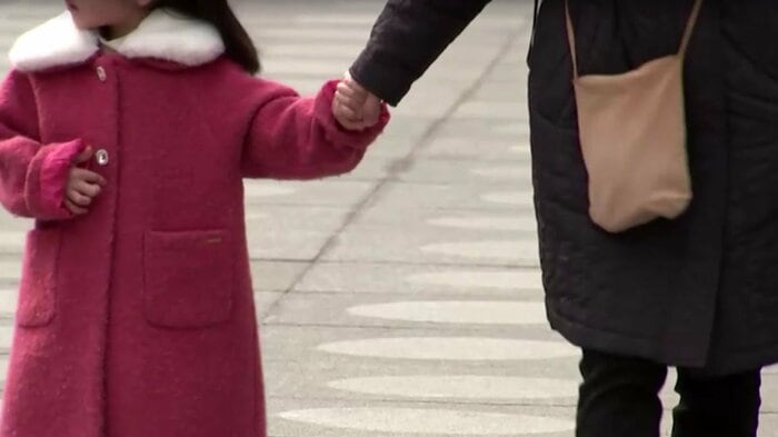 「ママ虫」というスラングは、韓国社会の根底に“子連れの母親は迷惑”という考え方が根強く残ることを示す