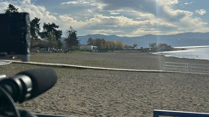 奥に式典会場があるが、肉眼ではほぼ見えない