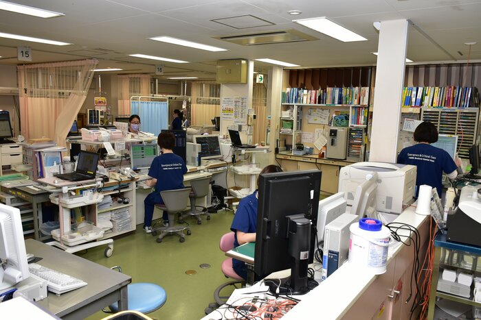 救命ICUスタッフステーション 24時間体制で医師・看護師が重症患者を受け入れる