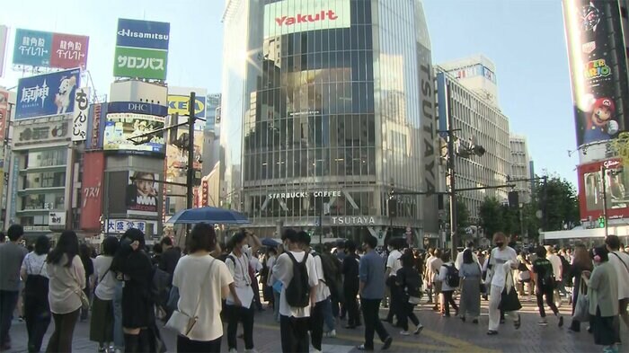 緊急事態宣言下であるにも関わらず街には人があふれている