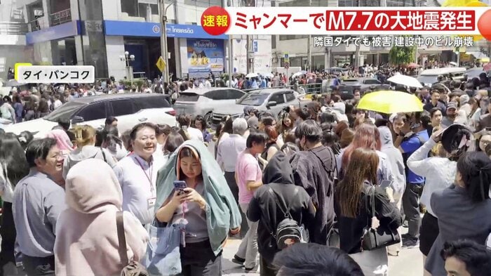 歩道には人々があふれる