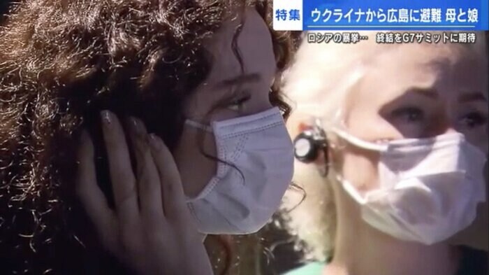 音声ガイドを聞き、展示に胸を痛める親子