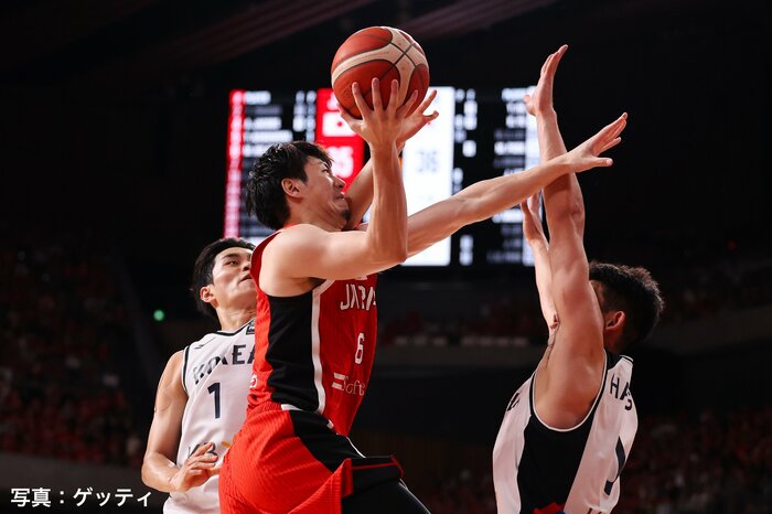 韓国選手と競り合う比江島慎(7日、東京・有明アリーナ)