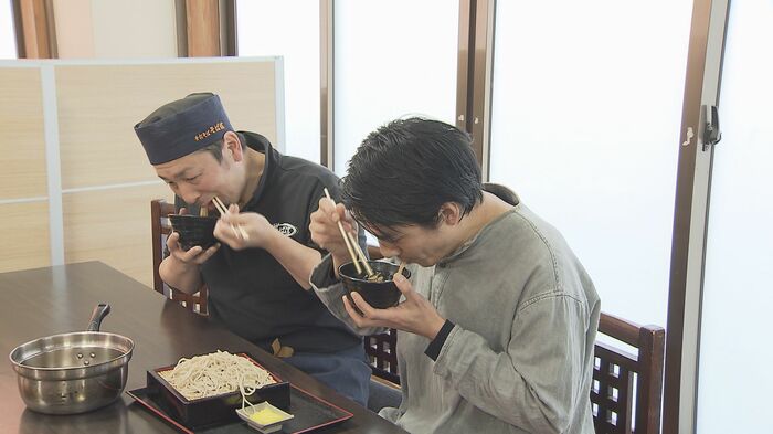 そば信・中村翔さんとカレーショップ山小屋の中村嘉郎さんが味を確認