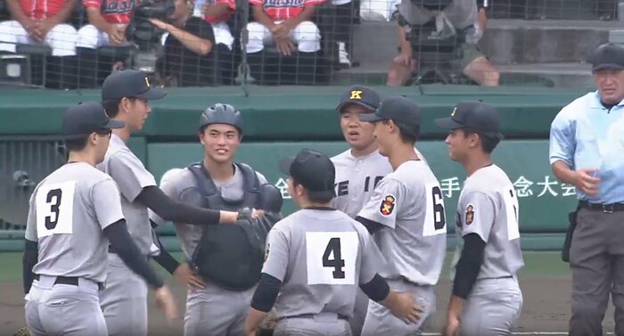 ピンチでも笑顔を見せる慶応の選手たち