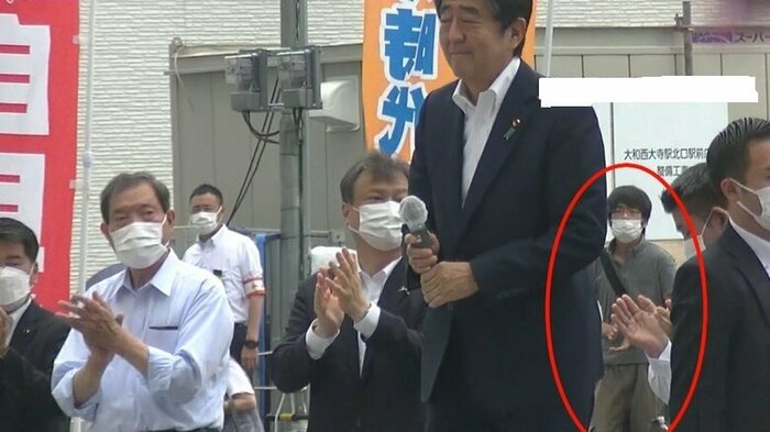 演説する安倍元首相の背後にいた山上容疑者