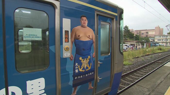 大の里がデザインされたラッピング列車