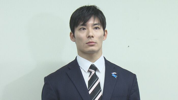 報道陣の囲み取材に応じる石田知事