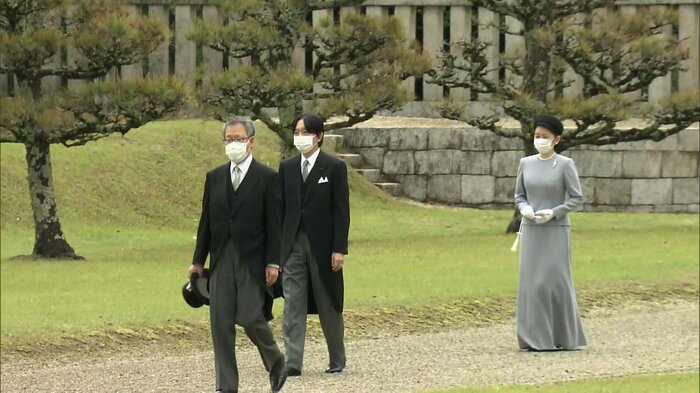 神武天皇陵を参拝されるご夫妻