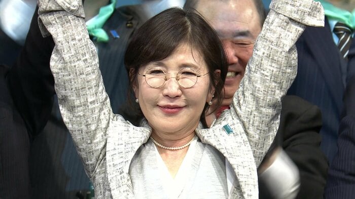 万歳をする稲田氏