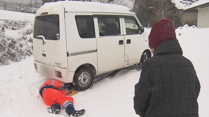 坂の途中で滑って上れなくなった車(1月16日・長野市)