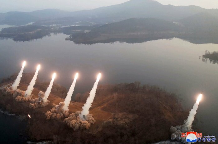 火力襲撃訓練で上昇する6発のミサイル(朝鮮中央通信・2023年3月10日)