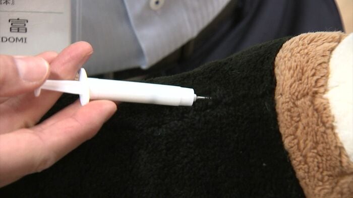 注射器でマイクロチップを入れる