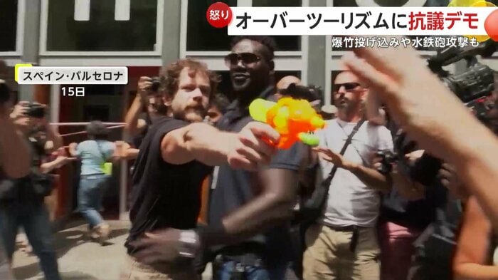 水鉄砲をかけられ怒りをあらわにするホテルのマネジャー