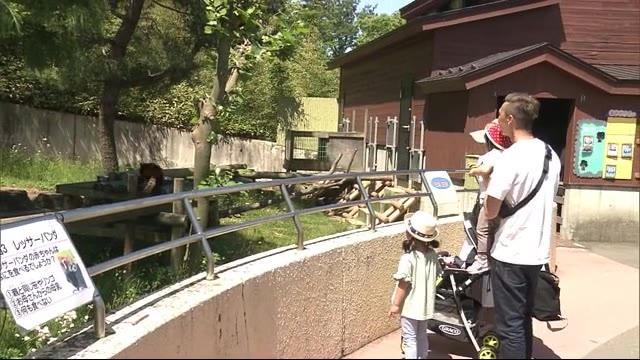 動物園 親子連れでにぎわう