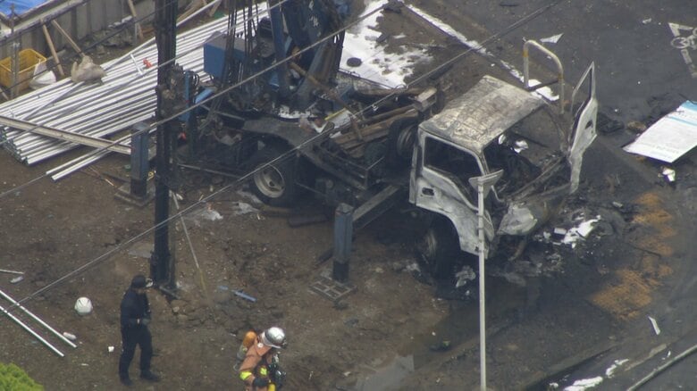 重機の運転席は原形とどめず黒焦げに…工事現場でガス漏れ爆発「聞いたことない爆発音」作業員・近隣住民など計10人けが　東京・江戸川区｜FNNプライムオンライン