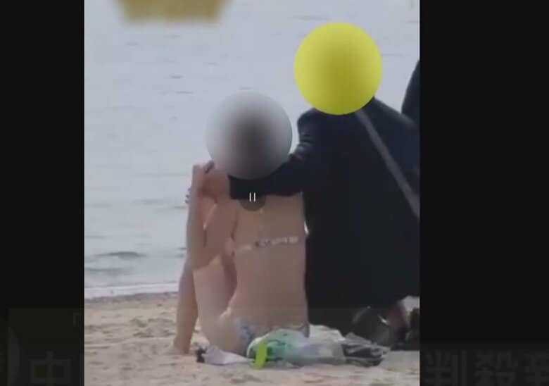 「スケベ、恥さらし！」中国人男性が嫌がる“水着女性”に手を…“ツーショット強要”動画に批判噴出　香港の観光地で撮影｜FNNプライムオンライン