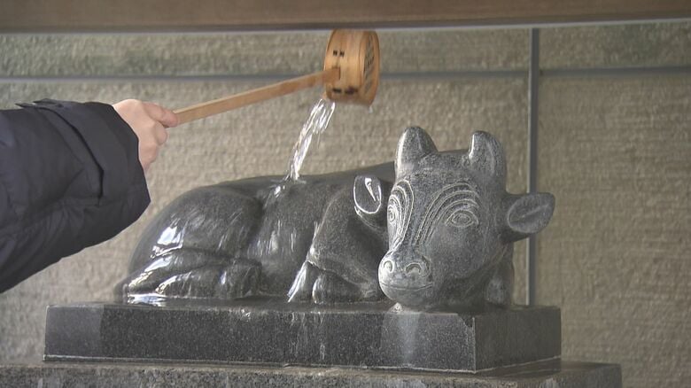 ビル群の中にひっそりと…菅原道真を祀る名古屋市中区『桜天神社』“神の使い”牛の像に水をかける独特の作法｜FNNプライムオンライン