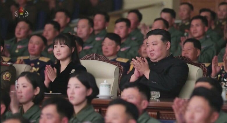 北朝鮮　娘の“後継者説”に現実味…“初公開”から約1年　軍幹部がひざまずき、あいさつも｜FNNプライムオンライン