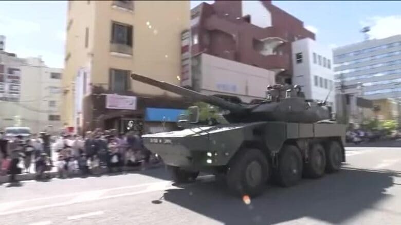 戦闘車や装甲車が街なかをパレード　陸上自衛隊福島駐屯地創立７２周年記念イベント｜FNNプライムオンライン