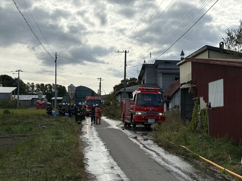 【速報】「住宅から黒い煙が出ている」車庫や車にも延焼_この家に住む男性と連絡取れず_消防車など計10台で消火活動続く〈北海道森町〉｜FNNプライムオンライン