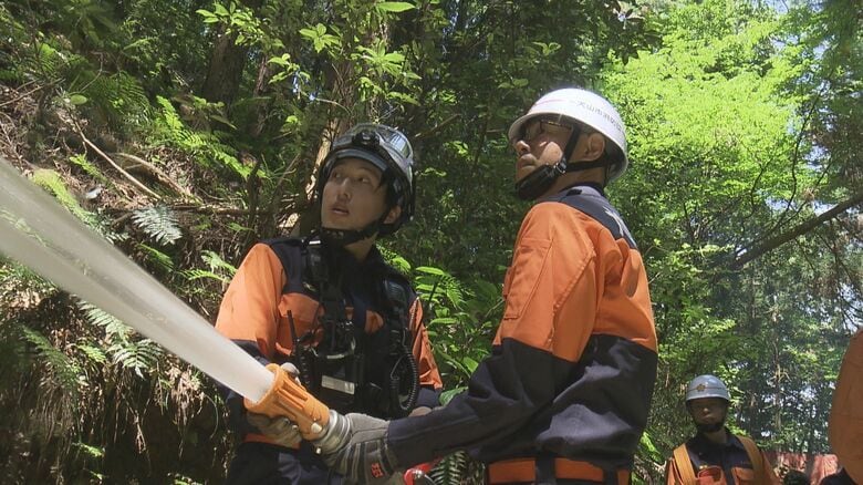 給水車を活用して消火…大規模な山林火災を想定した消防訓練 消防署や消防団等が連携を確認 愛知県犬山市｜FNNプライムオンライン