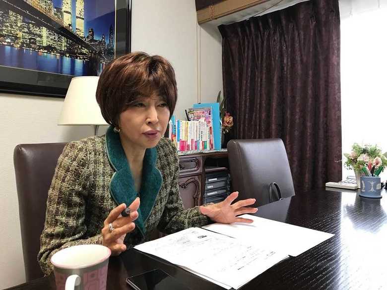 夫婦問題研究家・岡野あつこさん