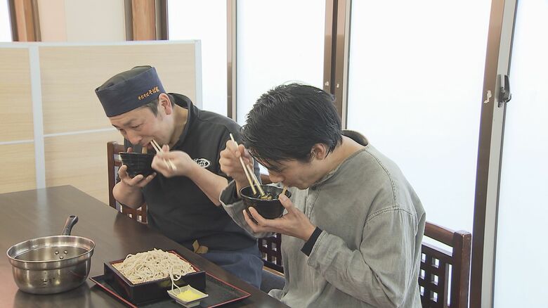 そば信・中村翔さんとカレーショップ山小屋の中村嘉郎さんが味を確認