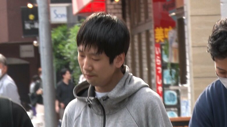 関係先から連行される沢村雅也容疑者(33)(7日午後 東京・歌舞伎町)
