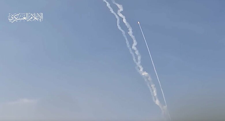 ハマスが発射するロケット弾（ハマスのSNSより）