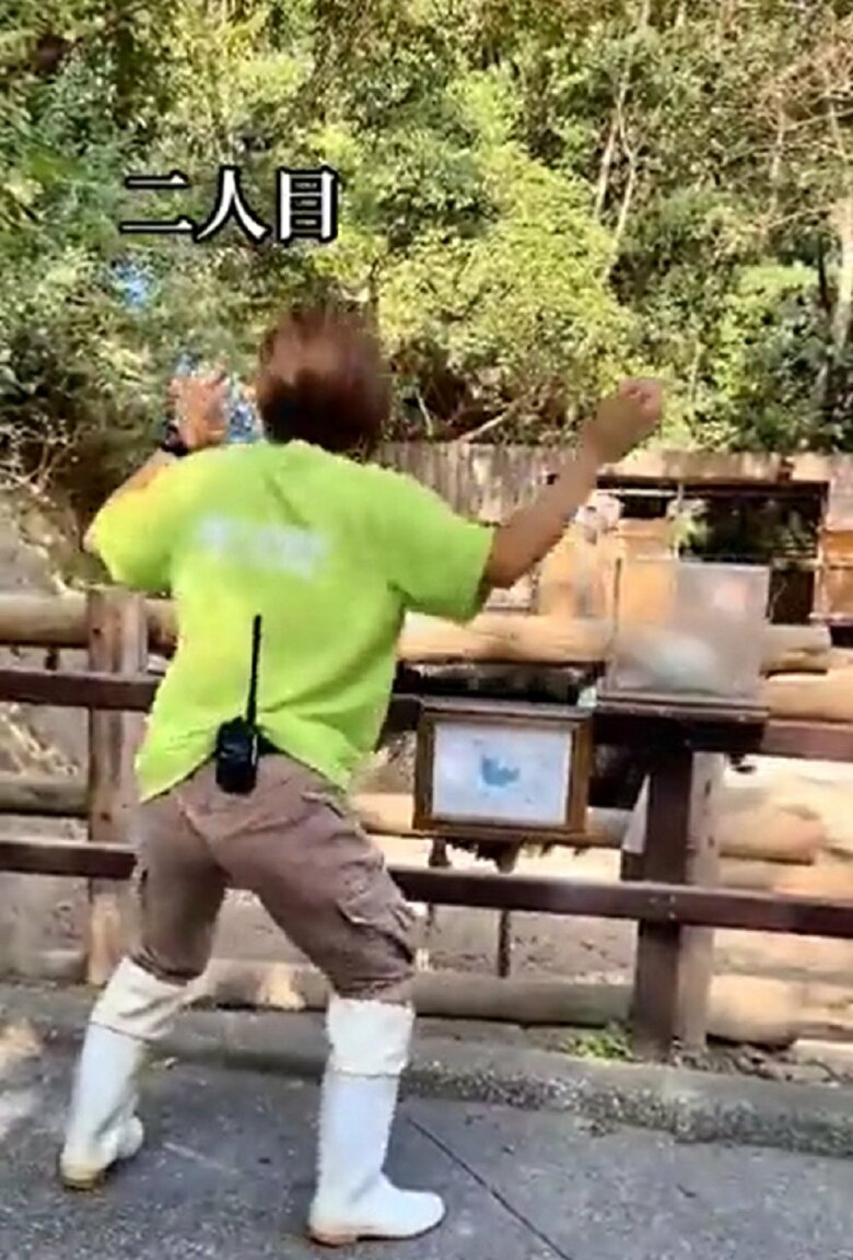 膝を曲げ、両手を構えて…