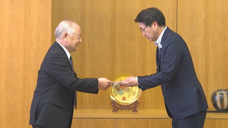 日本海ドームシティプロジェクト新潟市民の会・伊藤肇実行委員長(左)と新潟市・中原八一市長(右)