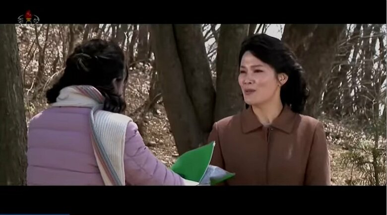 母親が恋人の女性に対し息子と別れるよう通告する場面