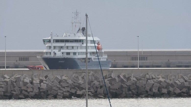テネリフェ島沖に到着したクルーズ船「MVホンディウス号」