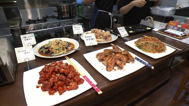 食欲をそそる料理が並ぶ「弁当 惣菜 甘味　夜来香」の店内