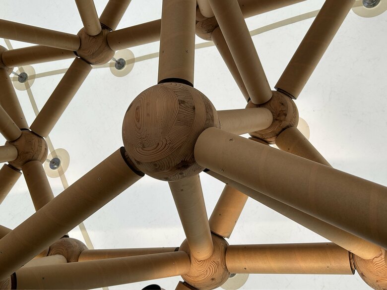 見上げると「紙の管」であることがよく分かる