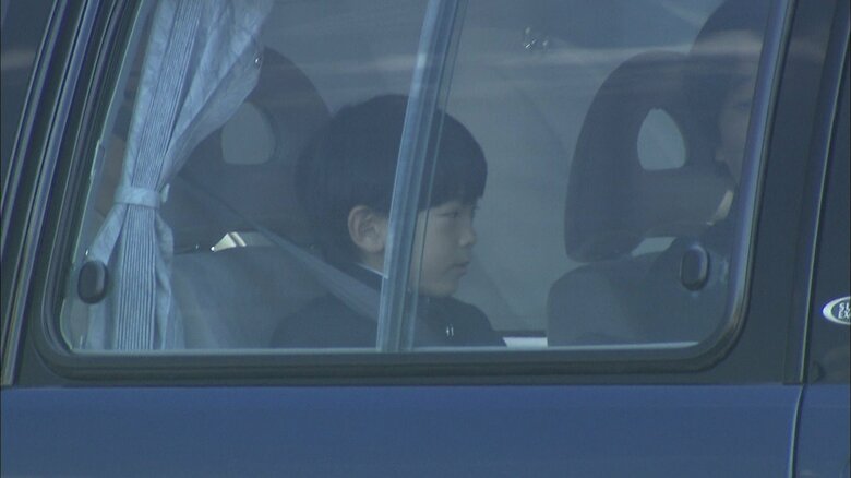 祖父母である天皇皇后両陛下への挨拶のため　皇居・御所に入られる悠仁さま