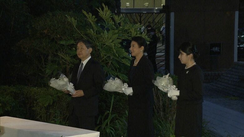 災害現場などで救護にあたり殉職した人たちの慰霊碑に花を手向け拝礼された　2023年10月