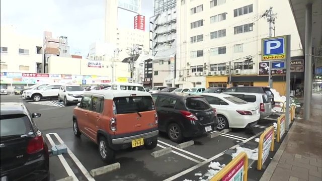 駅周辺では古い建物が解体され駐車場に　訪れる人も増やす