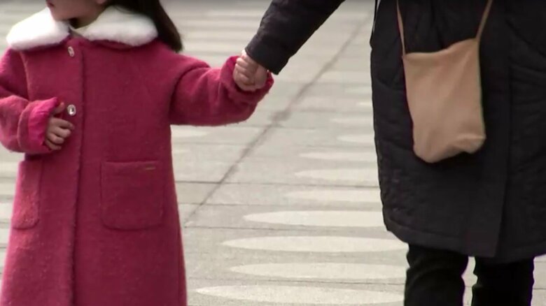 「ママ虫」というスラングは、韓国社会の根底に“子連れの母親は迷惑”という考え方が根強く残ることを示す