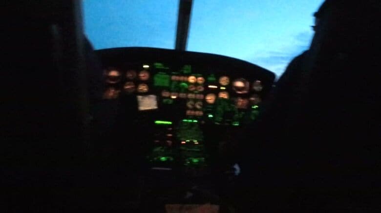 羊蹄山に向かう北海道警察航空隊ヘリ（提供：北海道警察）