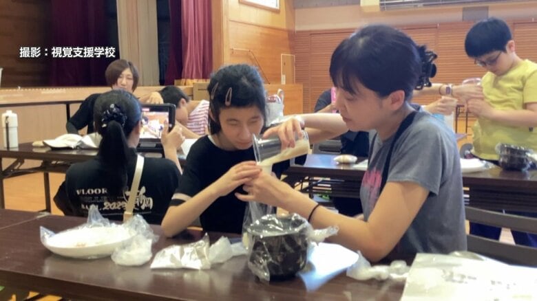 救援物資を使って食事の準備