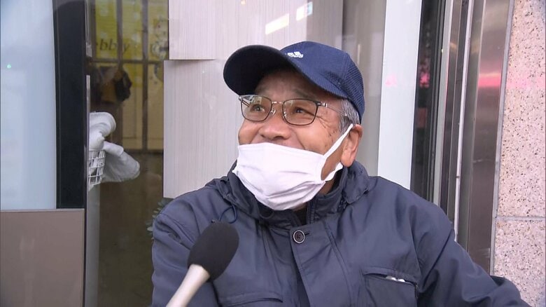 年末ジャンボ宝くじに並ぶ人