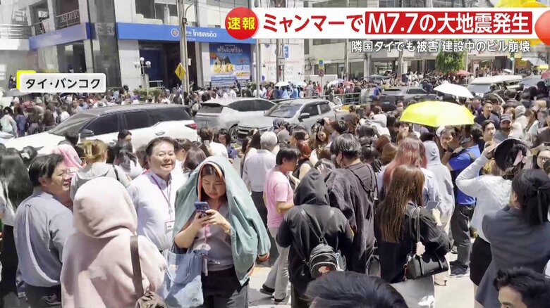 歩道には人々があふれる