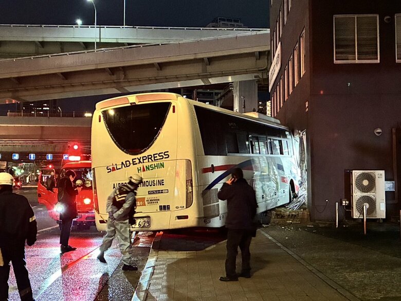 事故を起こした大型バス（7日午後10時ごろ）
