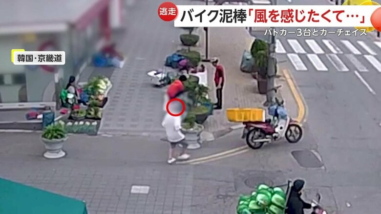 他人のバイクに乗り込む男性